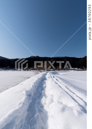 雪の中に続く踏み跡の道 38760293
