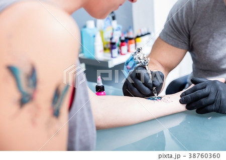 Close-up of the hands of a skilled tattoo artist 38760360
