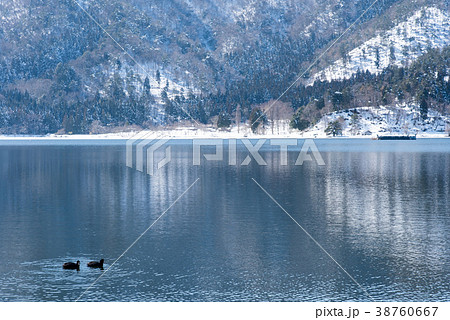 雪景色の余呉湖の写真素材