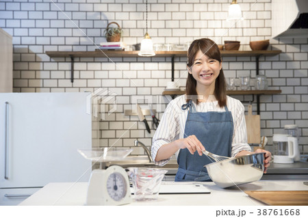 カフェ キッチン 働く若い女性 の写真素材