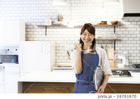 カフェ　 キッチン　働く若い女性　 38761670