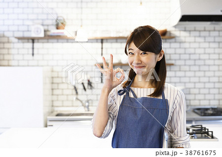 カフェ　 キッチン　働く若い女性　 38761675