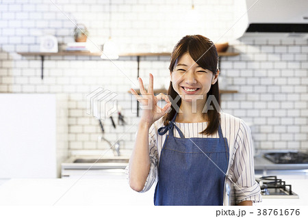 カフェ キッチン 働く若い女性 カフェ キッチン 働く若い女性 38761676