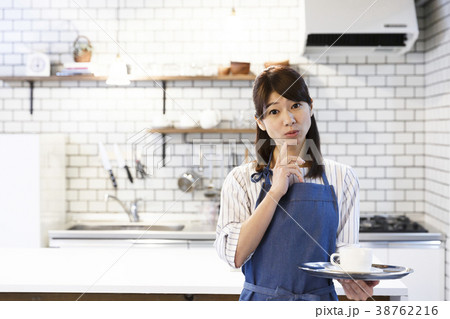 カフェ　 キッチン　働く若い女性 38762216