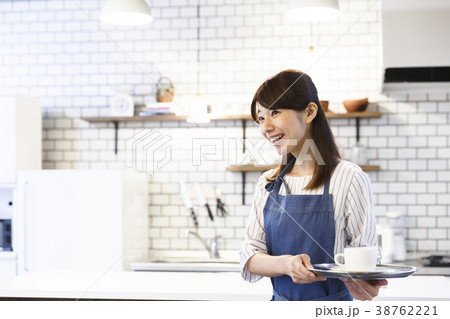 カフェ　 キッチン　働く若い女性 38762221