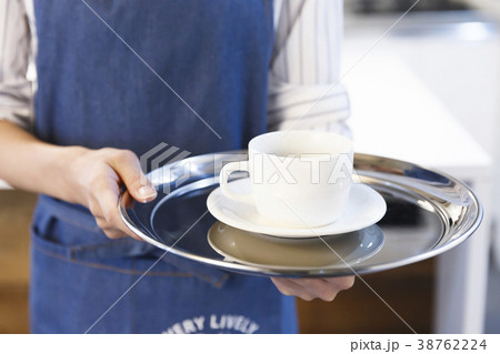 カフェ　 キッチン　働く若い女性 38762224