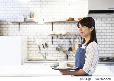 カフェ キッチン 働く若い女性の写真素材