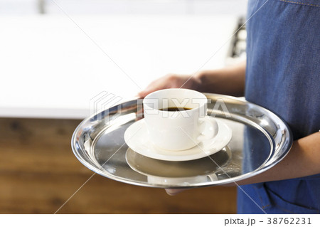 カフェ　 キッチン　働く若い女性 38762231