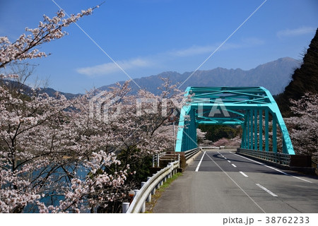 市房ダム湖畔の桜 38762233