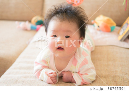 ハイハイが出来るようになった赤ちゃん ハイハイが出来るようになった赤ちゃん 38765594