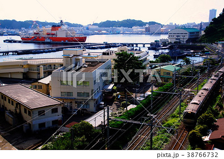 JR 横須賀線 & 砕氷艦 しらせ ( 横須賀本港 ・ 吉倉桟橋 ) JR 横須賀線 & 砕氷艦 しらせ ( 横須賀本港 ・ 吉倉桟橋 ) 38766732