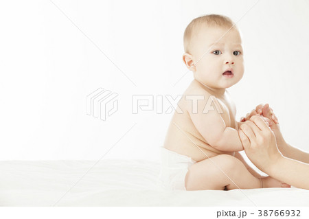 幼児 赤ちゃん 座るの写真素材