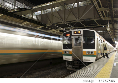 夜の高崎駅に停車中の211系電車（信越線・上越線・両毛線・吾妻線） 38767583