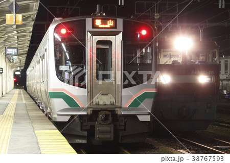 黒磯駅に停車中の東北本線E721系1000番台(構内直流化前) 黒磯駅に停車中の東北本線E721系1000番台(構内直流化前) 38767593