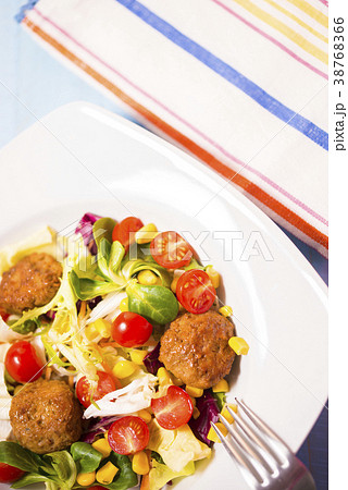 Colorful fresh vegetable salad with meatballs Colorful fresh vegetable salad with meatballs 38768366