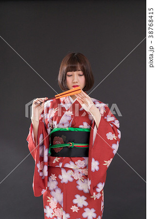 着物 大和撫子 黒背景 日本舞踊 扇子 38768415