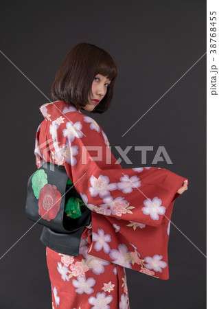 着物 大和撫子 黒背景 立ち姿 振り向き 着物 大和撫子 黒背景 立ち姿 振り向き 38768455