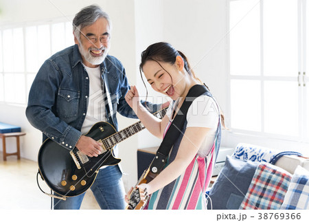 ギターでセッションする男女 ギターでセッションする男女 38769366