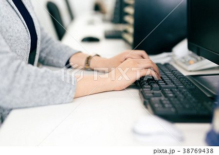 OL 女性 ビジネス デスクワーク 38769438