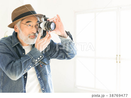 カメラを楽しむ男性 38769477