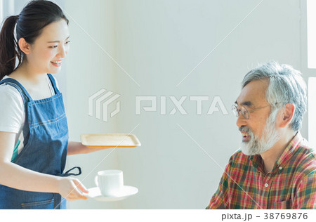 カフェで働く女性カフェで働く女性 カフェで働く女性カフェで働く女性 38769876