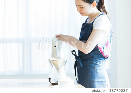 カフェで働く女性の写真素材