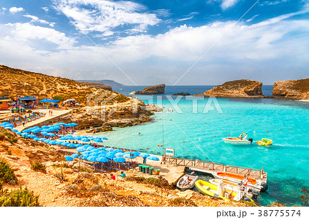 Turquoise lagoon near the Comino island. 38775574
