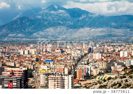 A view of Shkoder city under the mountains. 38775611