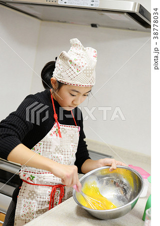 料理する女の子 料理 女の子 中学生 家事 調理 道具 クッキング お手伝い の写真素材