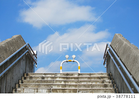 舎人公園の歩道橋と青空 38778111