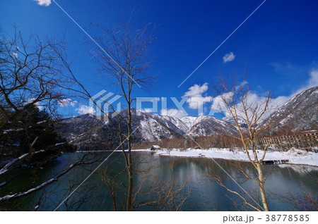 冬の奥日光 湯ノ湖 湖畔から日光白根山方向 超広角 陽射しとレンズコースト b 冬の奥日光 湯ノ湖 湖畔から日光白根山方向 超広角 陽射しとレンズコースト b 38778585
