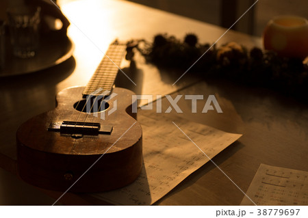 夕暮れとウクレレ 38779697