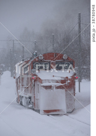 石北本線を行くラッセル車(安足間駅) 石北本線を行くラッセル車(安足間駅) 38780948