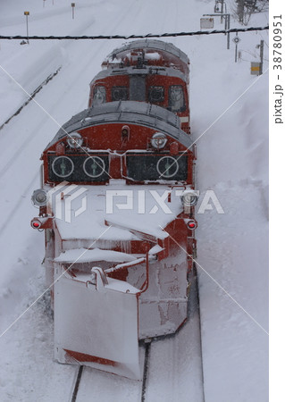 石北本線を行くラッセル車（安足間駅） 38780951
