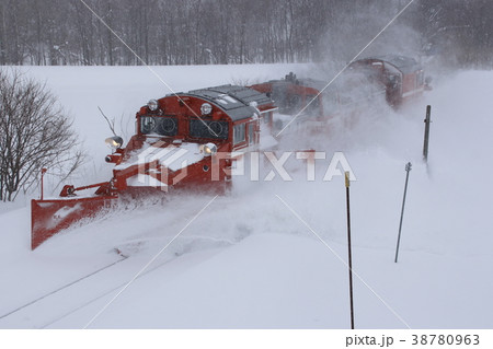 石北本線を行くラッセル車 38780963