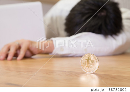 ビットコイン パソコンを使う男性 ビットコイン パソコンを使う男性 38782002
