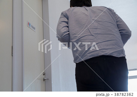 トイレに駆け込む男性　腹痛　食あたり 38782362