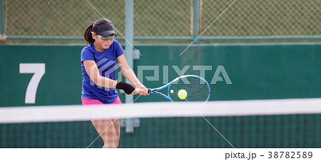 バックハンドを打つ女子ジュニアテニスプレイヤーの写真素材 3875