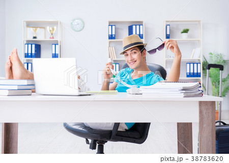 Businessman preparing for vacation in the office Businessman preparing for vacation in the office 38783620