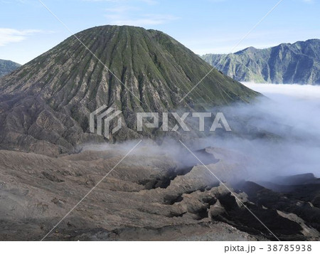バトク山　ブロモ山火口からの眺め　ブロモ・テンゲル・スメル国立公園　インドネシア　ジャワ島 38785938