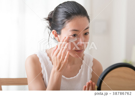 顔に日焼け止めを塗る若い女性 ビューティー 顔に日焼け止めを塗る若い女性 ビューティー 38786762