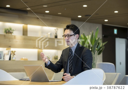 シャアオフィスで打合せをするビジネスマン 38787622