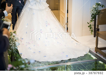 フラワーシャワー後のウェディングドレスの写真素材