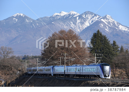 雪残る八ヶ岳に向かって下りスーパーあずさE353型が行く 38787984