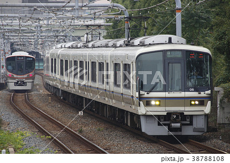 大阪環状線直通の大和路線221系 38788108