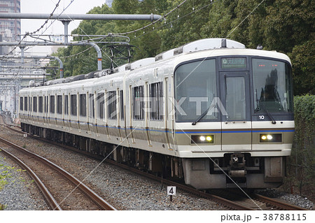 大阪環状線直通の大和路線221系 38788115