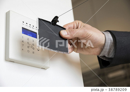 IDカードをかざしてドアロックを解除するビジネスマン 38789209