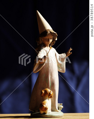 子犬をつれた魔法使いの少女 38789514