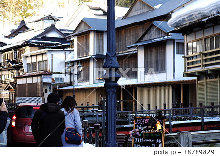 雪解けの銀山温泉 38789829