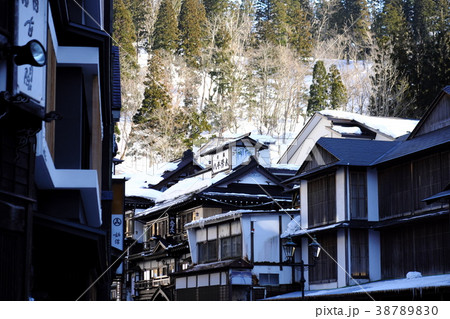 雪解けの銀山温泉 38789830